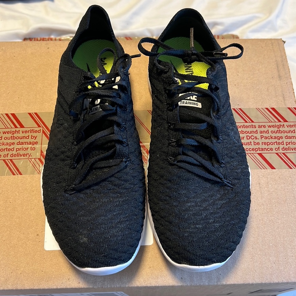 Nike sneaker size 7 in womens